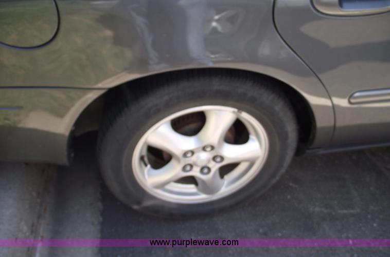 image for item A4128 2002 Ford Taurus SE