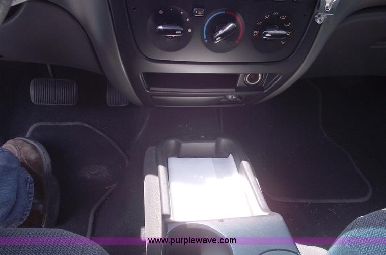 image for item A4128 2002 Ford Taurus SE