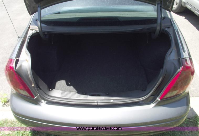 image for item A4128 2002 Ford Taurus SE