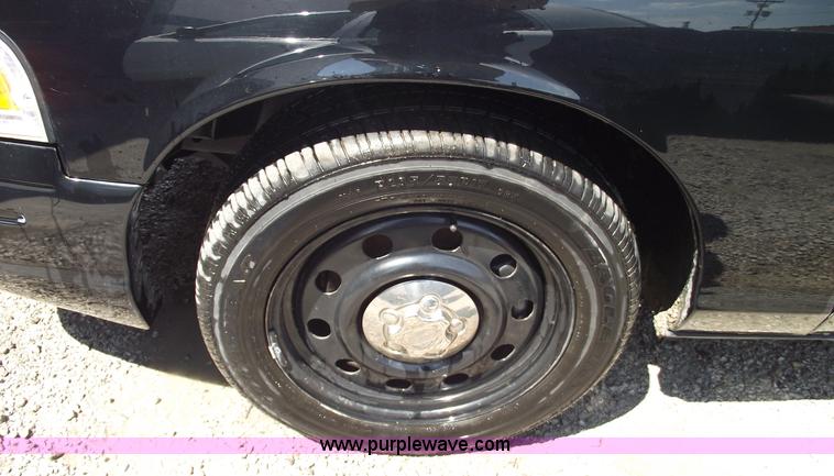 image for item A4131 2005 Ford Crown Victoria Police Interceptor