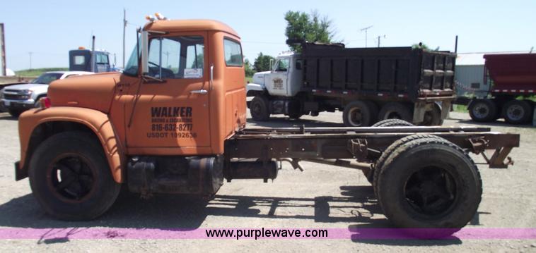 image for item A4140 1971 International 1700A truck cab and chassis