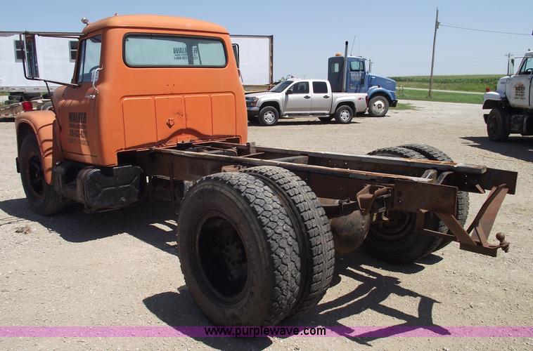 image for item A4140 1971 International 1700A truck cab and chassis