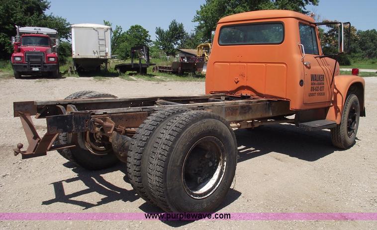image for item A4140 1971 International 1700A truck cab and chassis
