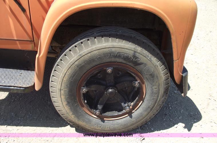 image for item A4140 1971 International 1700A truck cab and chassis