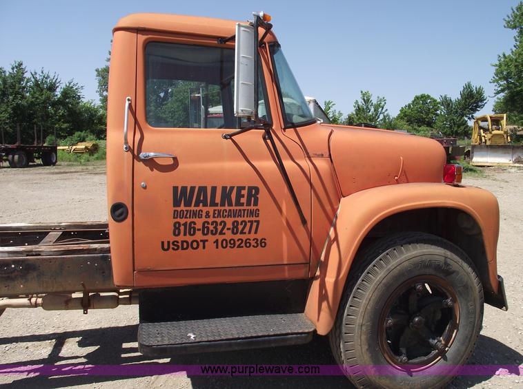 image for item A4140 1971 International 1700A truck cab and chassis