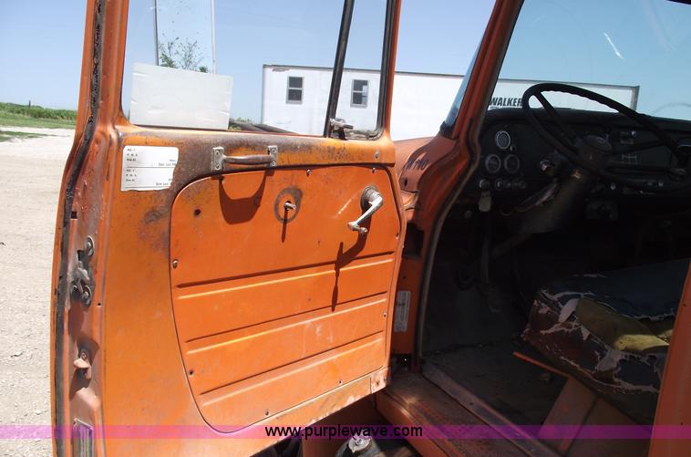 image for item A4140 1971 International 1700A truck cab and chassis