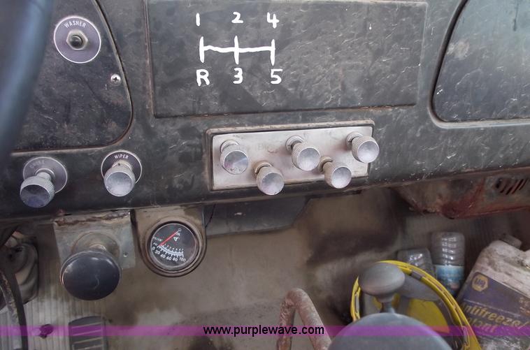 image for item A4140 1971 International 1700A truck cab and chassis