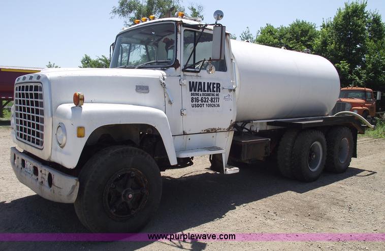 image for item A4142 1975 Ford L9000 water truck