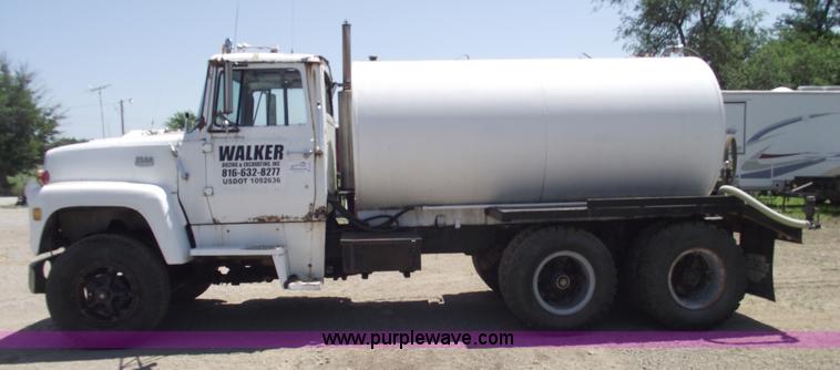 image for item A4142 1975 Ford L9000 water truck