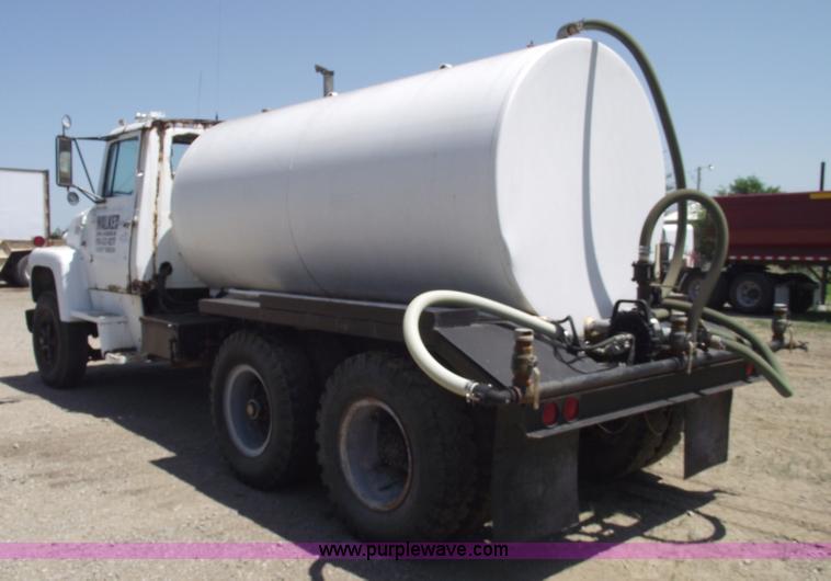 image for item A4142 1975 Ford L9000 water truck