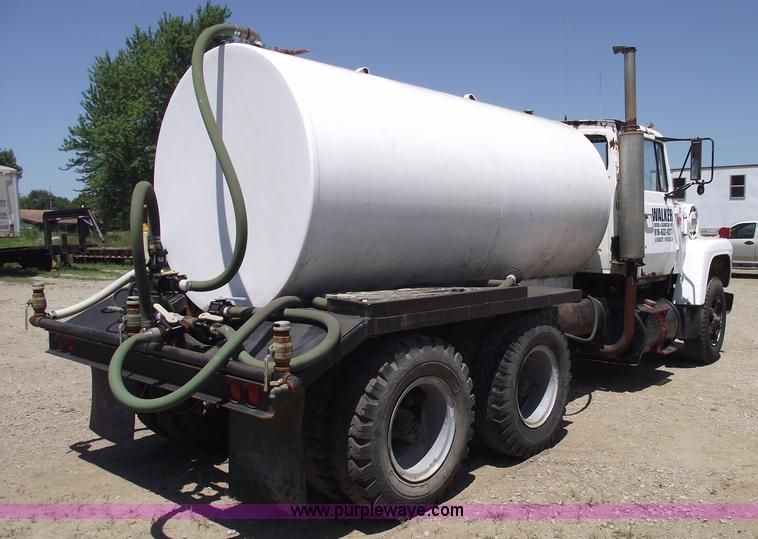 image for item A4142 1975 Ford L9000 water truck