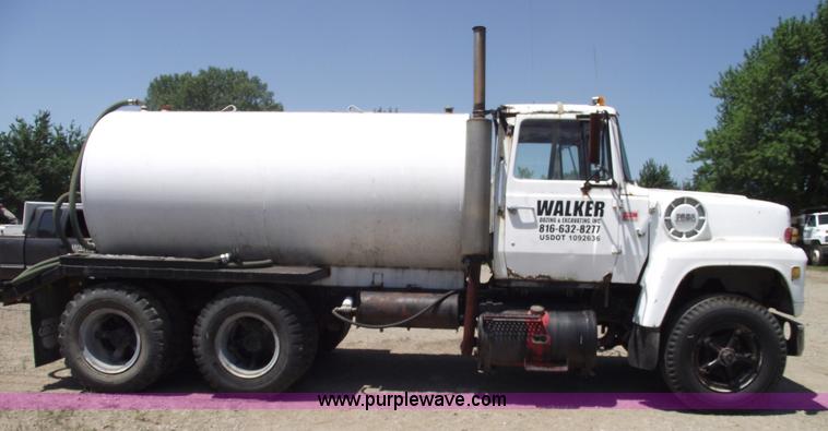 image for item A4142 1975 Ford L9000 water truck