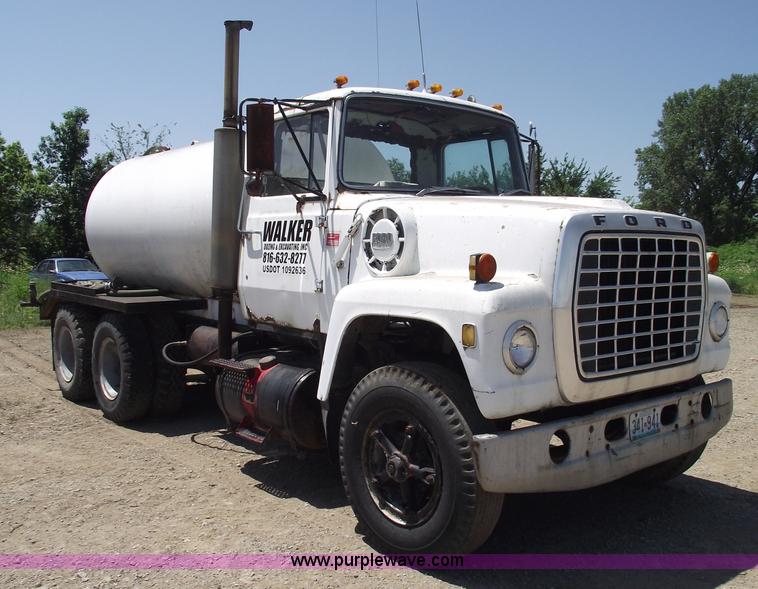 image for item A4142 1975 Ford L9000 water truck