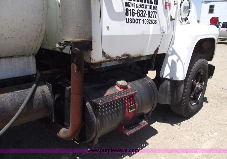 image for item A4142 1975 Ford L9000 water truck