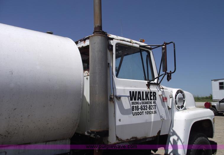 image for item A4142 1975 Ford L9000 water truck