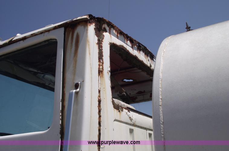 image for item A4142 1975 Ford L9000 water truck
