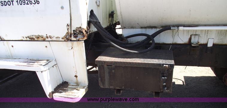 image for item A4142 1975 Ford L9000 water truck