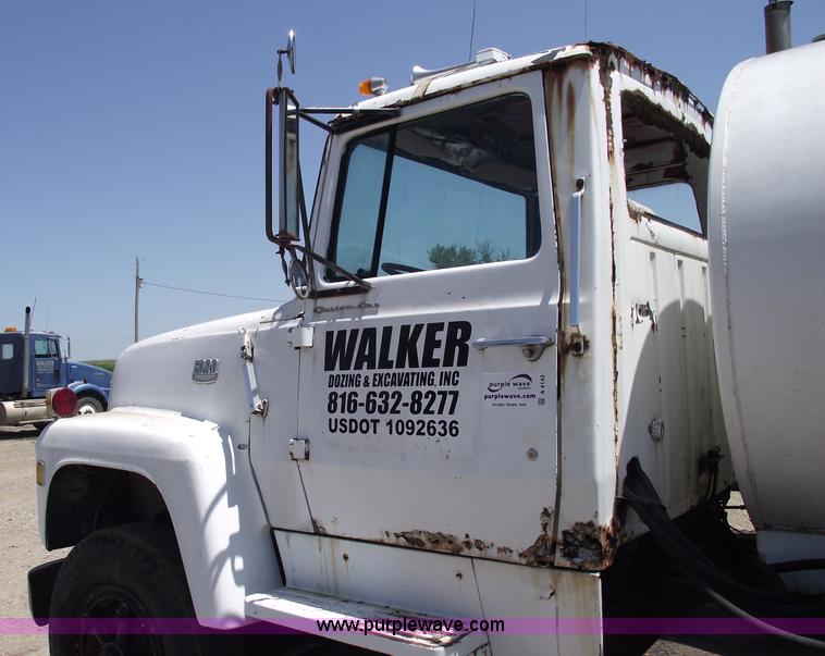 image for item A4142 1975 Ford L9000 water truck