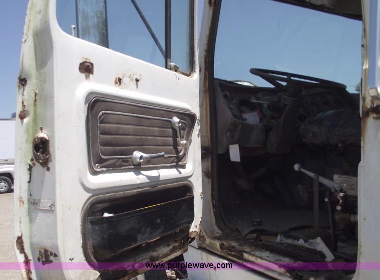 image for item A4142 1975 Ford L9000 water truck