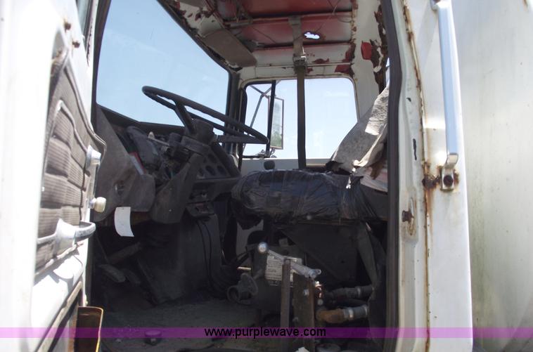 image for item A4142 1975 Ford L9000 water truck