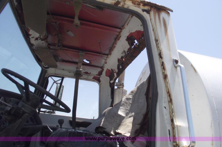 image for item A4142 1975 Ford L9000 water truck