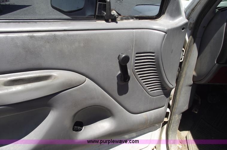 image for item A4143 1995 Ford F150 XL pickup truck