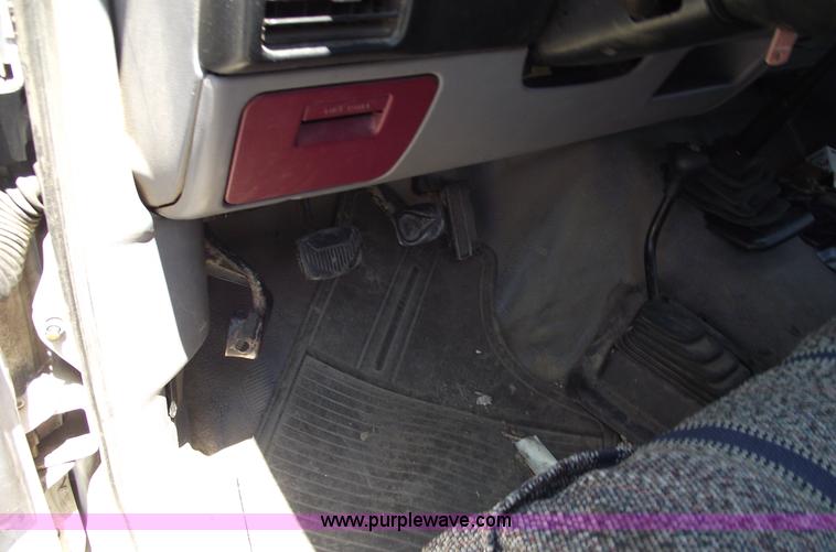 image for item A4143 1995 Ford F150 XL pickup truck