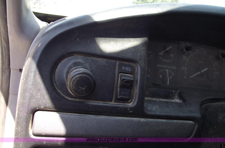 image for item A4143 1995 Ford F150 XL pickup truck