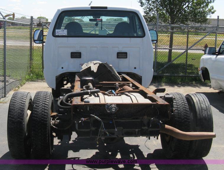 image for item A4287 2000 Ford F550 XL Super Duty pickup truck cab and chassis