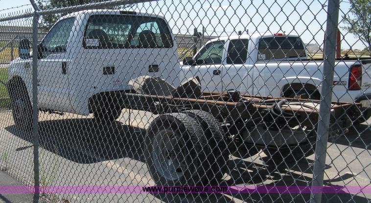 image for item A4287 2000 Ford F550 XL Super Duty pickup truck cab and chassis