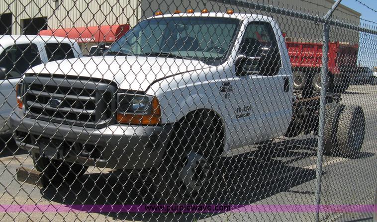 image for item A4287 2000 Ford F550 XL Super Duty pickup truck cab and chassis