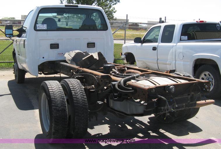 image for item A4287 2000 Ford F550 XL Super Duty pickup truck cab and chassis