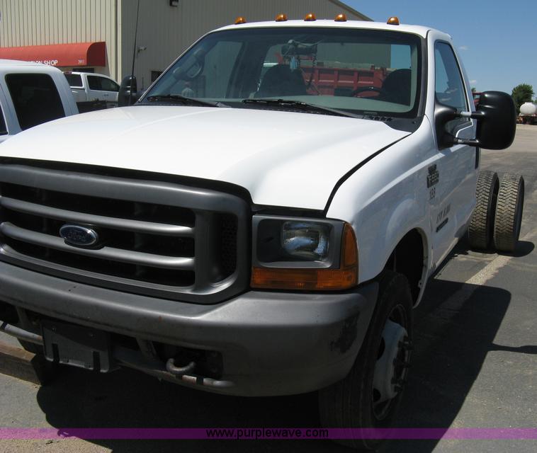 image for item A4287 2000 Ford F550 XL Super Duty pickup truck cab and chassis