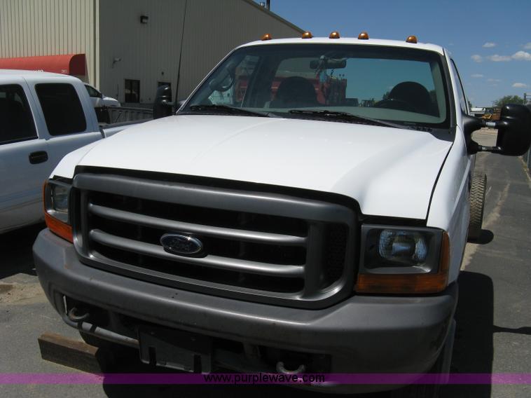 image for item A4287 2000 Ford F550 XL Super Duty pickup truck cab and chassis