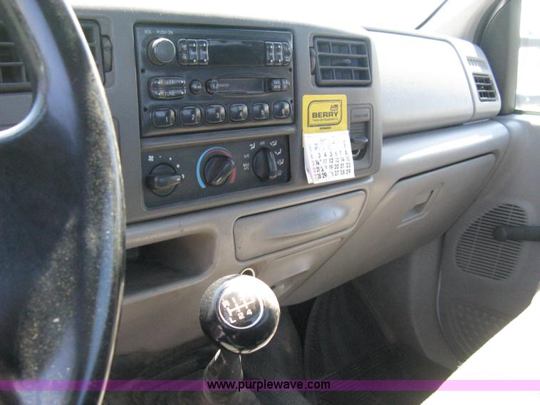 image for item A4287 2000 Ford F550 XL Super Duty pickup truck cab and chassis