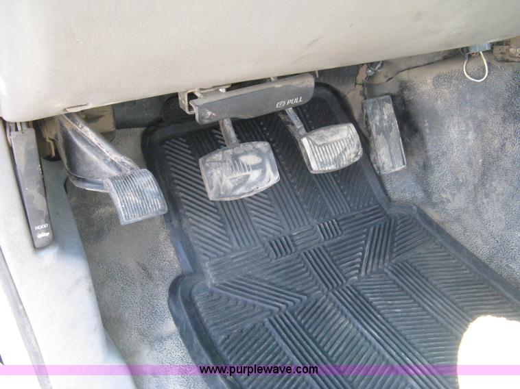 image for item A4287 2000 Ford F550 XL Super Duty pickup truck cab and chassis