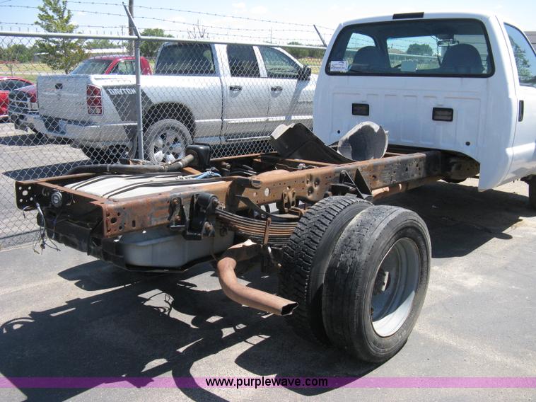 image for item A4287 2000 Ford F550 XL Super Duty pickup truck cab and chassis