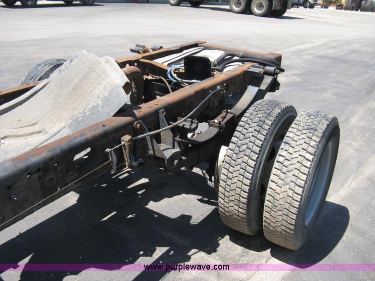 image for item A4287 2000 Ford F550 XL Super Duty pickup truck cab and chassis