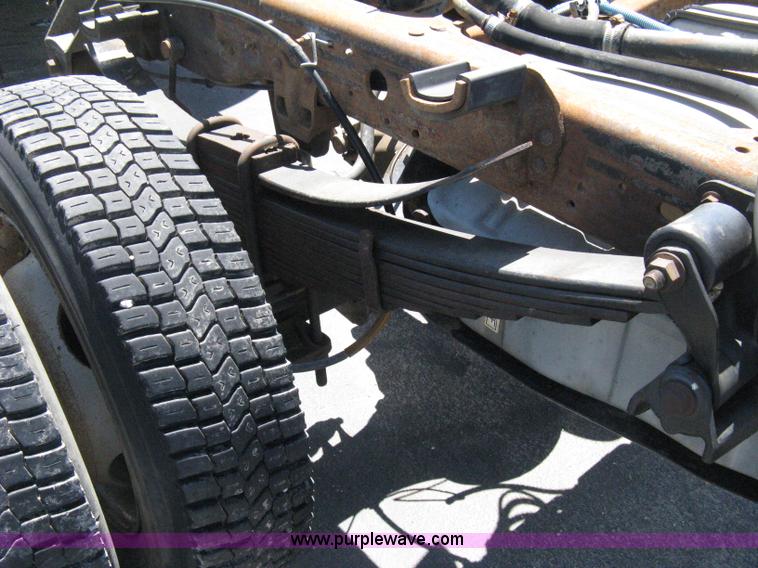 image for item A4287 2000 Ford F550 XL Super Duty pickup truck cab and chassis