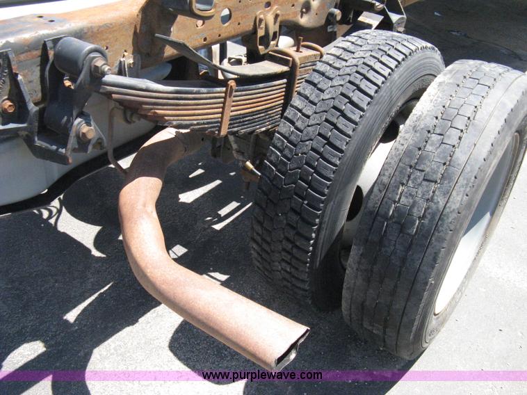 image for item A4287 2000 Ford F550 XL Super Duty pickup truck cab and chassis