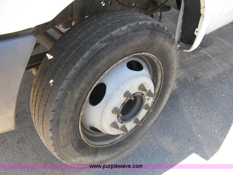 image for item A4287 2000 Ford F550 XL Super Duty pickup truck cab and chassis