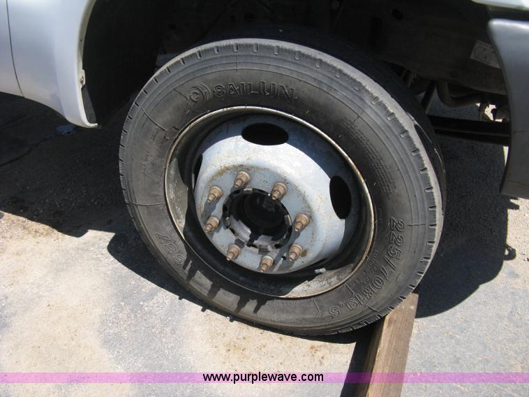 image for item A4287 2000 Ford F550 XL Super Duty pickup truck cab and chassis