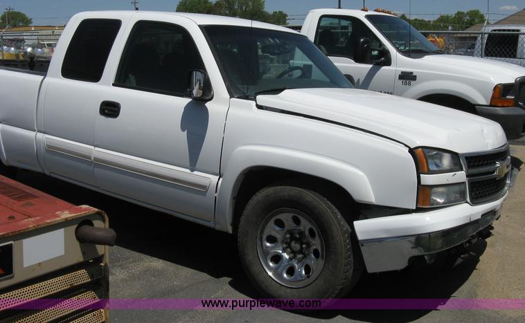 image for item A4288 2006 Chevrolet Silverado 1500 LS extended cab pickup truck
