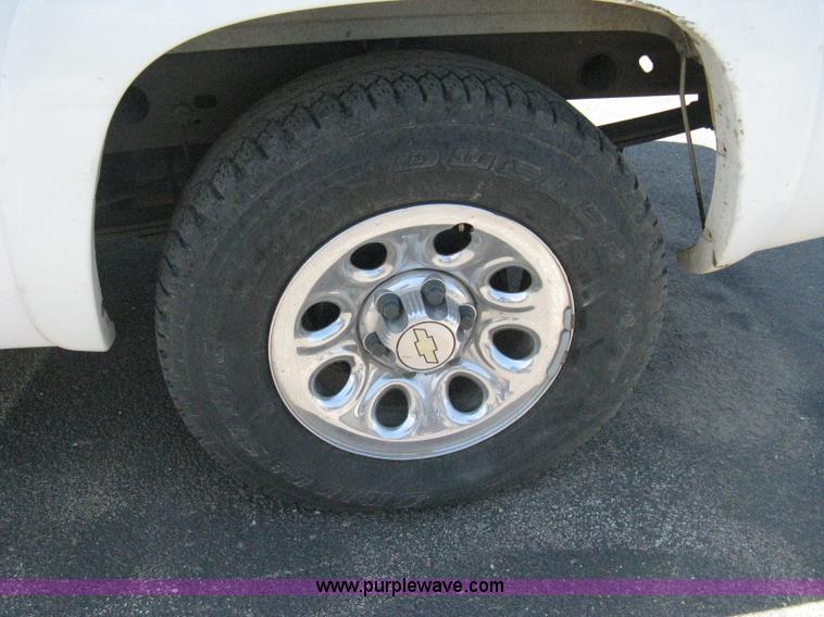 image for item A4288 2006 Chevrolet Silverado 1500 LS extended cab pickup truck