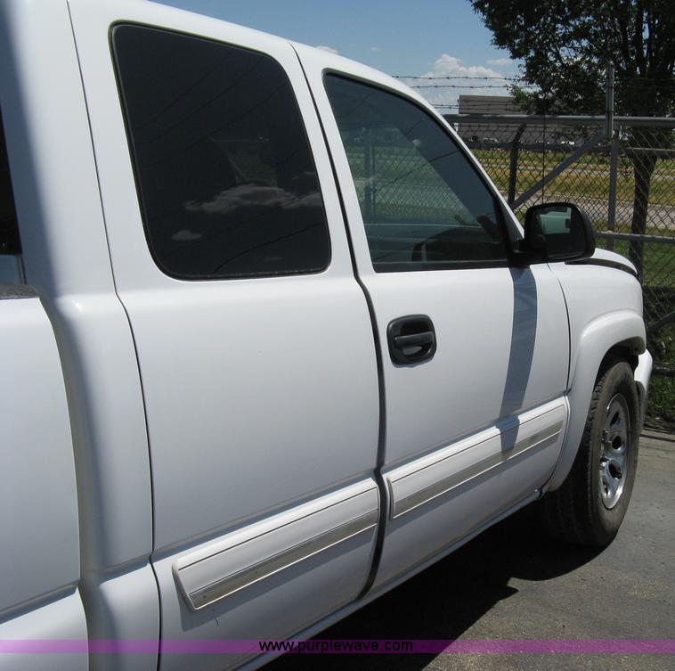 image for item A4288 2006 Chevrolet Silverado 1500 LS extended cab pickup truck