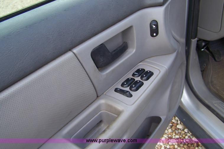 image for item A4528 2004 Ford Taurus SES