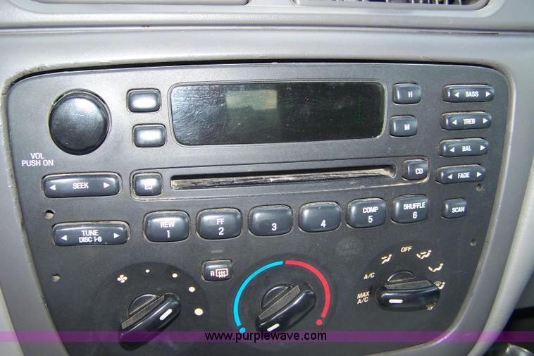 image for item A4528 2004 Ford Taurus SES