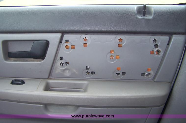 image for item A4528 2004 Ford Taurus SES