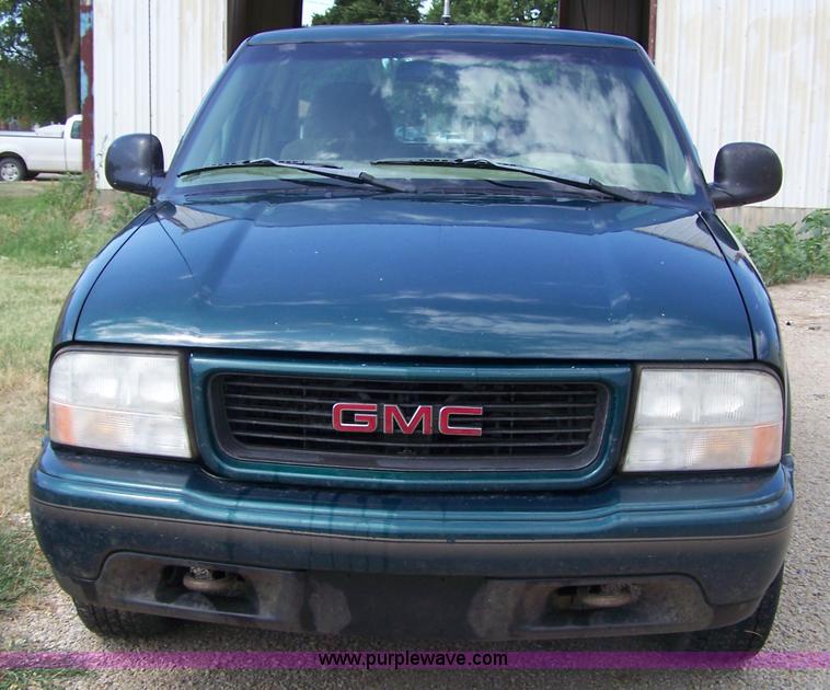 image for item A4529 1998 GMC Sonoma extended cab pickup truck