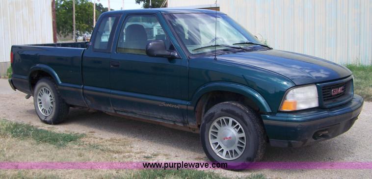 image for item A4529 1998 GMC Sonoma extended cab pickup truck